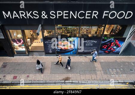 Hongkong, China. April 2021. Fußgänger laufen am britischen multinationalen Einzelhändler Mark & Spencer in Hongkong vorbei. (Foto von Budrul Chukrut/SOPA Images/Sipa USA) Quelle: SIPA USA/Alamy Live News Stockfoto