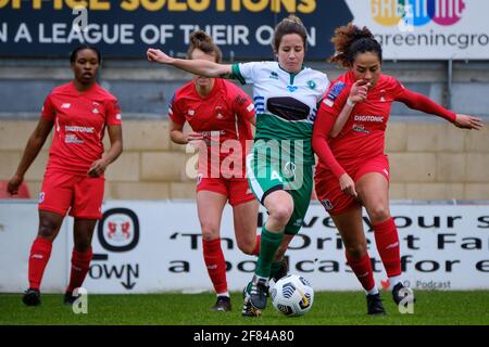 London, Großbritannien. April 2021. Kampf um den Ball während des FA Cup-Spiels zwischen Leyton Orient und Chichester & Selsey im Breyer Group Stadium in London Quelle: SPP Sport Press Foto. /Alamy Live News Stockfoto