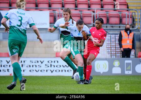 London, Großbritannien. April 2021. Big Tackle während des FA Cup-Spiels zwischen Leyton Orient und Chichester & Selsey im Breyer Group Stadium in London Quelle: SPP Sport Press Foto. /Alamy Live News Stockfoto