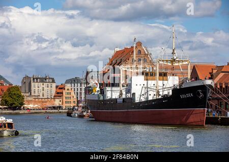 Danzig, Polen - 6. September 2020: Soldek das erste Schiff, das nach dem Zweiten Weltkrieg in Polen zur Danziger Werft und zum Museumsschiff gebaut wurde Stockfoto