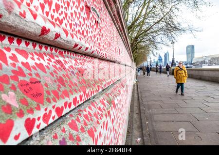 11. April 2021, London, Großbritannien - die National COVID Memorial Wall am Südufer Stockfoto