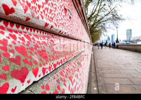 11. April 2021, London, Großbritannien - die National COVID Memorial Wall am Südufer