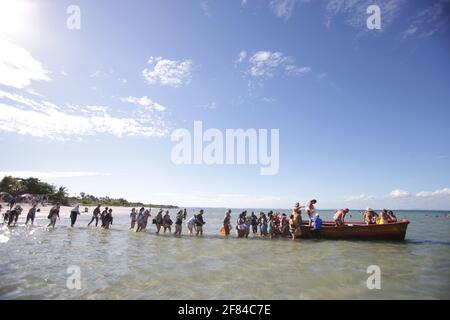 salvador, bahia / brasilien - 31. januar 2018: Touristen steigen an Bord von Schoner, um Zugang zum Strand Ponta de Areia auf der Insel Itaparica zu erhalten. *** Lokale Bildunterschrift ** Stockfoto