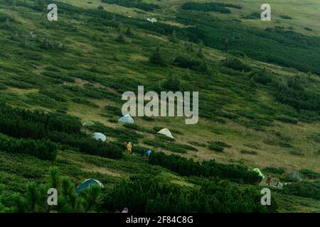 Sonnenaufgang in den Karpaten, auf dem Berg kann man am Horizont Zeltlager, Zelte in den Bergen, Camping in den Karpaten sehen.2020 Stockfoto