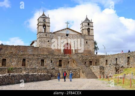 Inka-Sonnentempel mit angeschlossener Kathedrale aus der Kolonialzeit, Vilcashuaman, Region Ayacucho, Peru Stockfoto