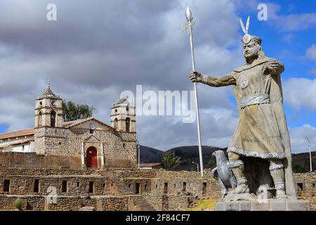 Statue des Inka Pachacutec vor dem Sonnentempel mit angeschlossener Kathedrale aus der Kolonialzeit, Vilcashuaman, Region Ayacucho, Peru Stockfoto