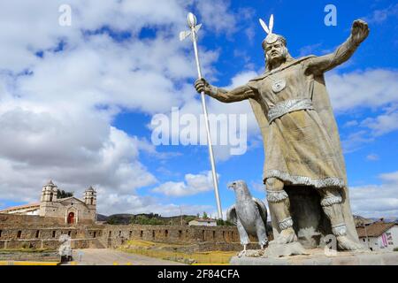 Statue des Inka Pachacutec vor dem Sonnentempel mit angeschlossener Kathedrale aus der Kolonialzeit, Vilcashuaman, Region Ayacucho, Peru Stockfoto