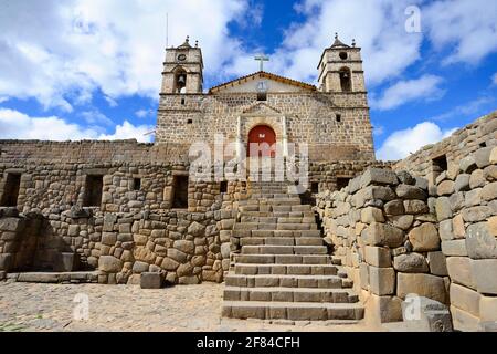 Inka-Sonnentempel mit angeschlossener Kathedrale aus der Kolonialzeit, Vilcashuaman, Region Ayacucho, Peru Stockfoto