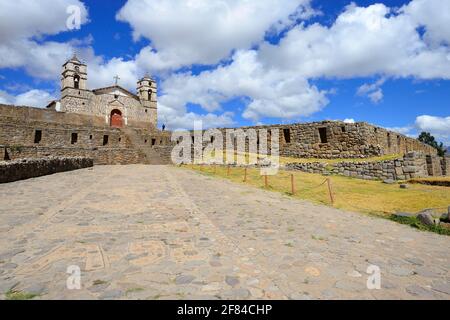 Inka-Sonnentempel mit angeschlossener Kathedrale aus der Kolonialzeit, Vilcashuaman, Region Ayacucho, Peru Stockfoto