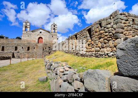 Inka-Sonnentempel mit angeschlossener Kathedrale aus der Kolonialzeit, Vilcashuaman, Region Ayacucho, Peru Stockfoto