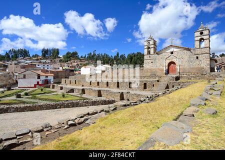 Inka-Sonnentempel mit angeschlossener Kathedrale aus der Kolonialzeit, Vilcashuaman, Region Ayacucho, Peru Stockfoto