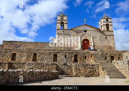 Inka-Sonnentempel mit angeschlossener Kathedrale aus der Kolonialzeit, Vilcashuaman, Region Ayacucho, Peru Stockfoto