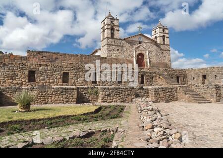 Inka-Sonnentempel mit angeschlossener Kathedrale aus der Kolonialzeit, Vilcashuaman, Region Ayacucho, Peru Stockfoto