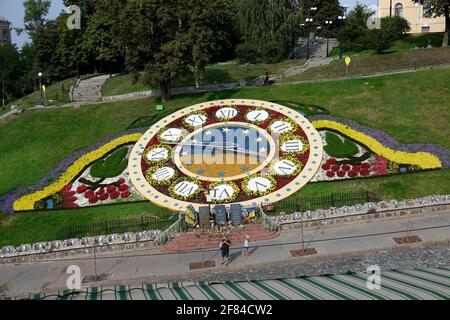 Blumenuhr und Denkmal für die Todesopfer der Revolution der würde, auch Euromaydan Yevromaydan, Kiew, Ukraine genannt Stockfoto