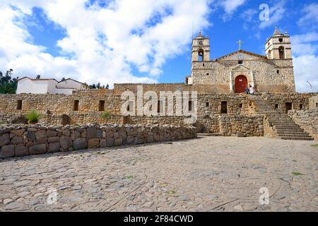 Inka-Sonnentempel mit angeschlossener Kathedrale aus der Kolonialzeit, Vilcashuaman, Region Ayacucho, Peru Stockfoto