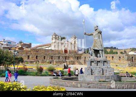 Statue des Inka Pachacutec vor dem Sonnentempel mit angeschlossener Kathedrale aus der Kolonialzeit, Vilcashuaman, Region Ayacucho, Peru Stockfoto