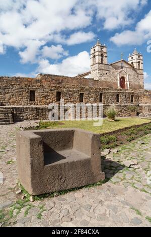 Steinerner Thron vor dem Inka-Sonnentempel mit angeschlossener Kathedrale aus der Kolonialzeit, Vilcashuaman, Region Ayacucho, Peru Stockfoto