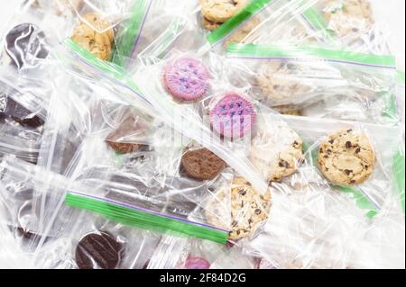 Eine Draufsicht auf verschiedene Arten von Cookies aus Kunststoff Taschen Stockfoto