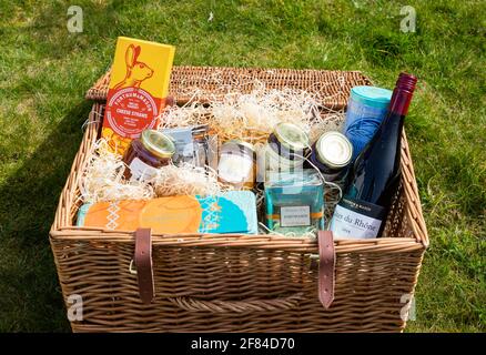 Fortnum & Mason Korb legte sich auf das Gras in Ein Garten in Cornwall Stockfoto