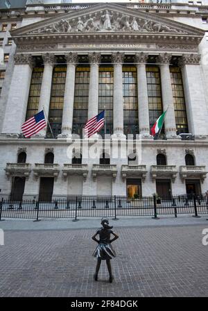 Bronze-Statue Fearless Girl, furchtloses Maedchen von der amerikanischen Bildhauerin Kristen Visbal vor dem Gebäude der New Yorker Boerse, New York Stockfoto