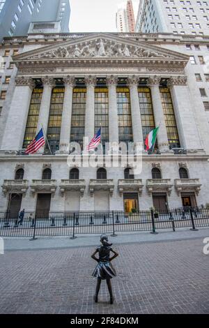 Bronze-Statue Fearless Girl, furchtloses Maedchen von der amerikanischen Bildhauerin Kristen Visbal vor dem Gebäude der New Yorker Boerse, New York Stockfoto