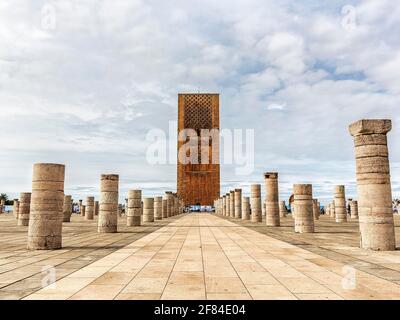 Hassan-Turm, Minarett, umgeben von den Säulen der unvollendeten Moschee, Rabat, Marokko Stockfoto