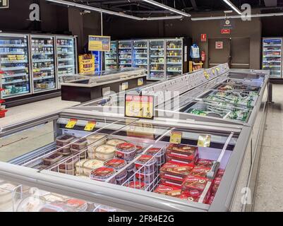 Huelva, Spanien - 1. April 2021: Tiefkühlbereich eines Supermarkts Stockfoto