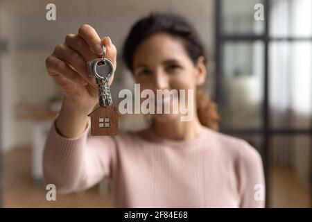 Hispanische weibliche glückliche Hausbesitzer Blick in die Kamera feiern immer Hypothek Stockfoto