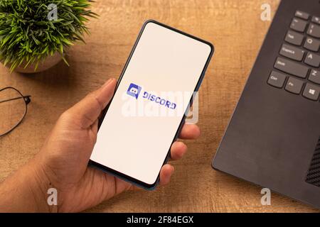 Assam, indien - 10. April 2021 : Discord-Logo auf dem Telefonbildschirm. Stockfoto