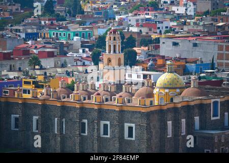 Panoramablick auf die barocke Königliche Kapelle (Capilla Real) und die farbenfrohe Kolonialarchitektur von der Großen Pyramide in Cholula Puebla Mexiko aus gesehen, Stockfoto