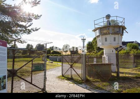 Außengelände des Deutsch-Deutschen Museums Mödlareuth mit Aussichtsturm und historischen Schrankenanlagen, Mödlareuth, Thüringen, Bayern Stockfoto