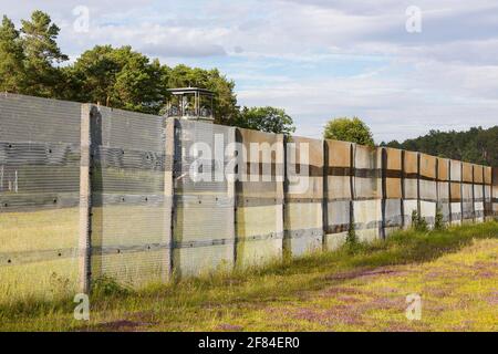 Zaun der ehemaligen DDR-Grenzbefestigung an der innerdeutschen Grenze, im Hintergrund der US-Beobachtungsturm, Point Alpha, Hessen, Thüringen Stockfoto