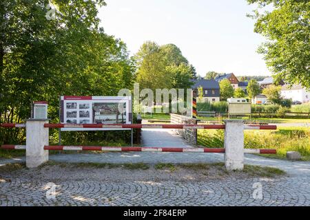 Historische Grenzanlagen der innerdeutschen Grenze in Mödlareuth, hier Blick aus dem ehemaligen Westen, Bayern, Deutschland Stockfoto