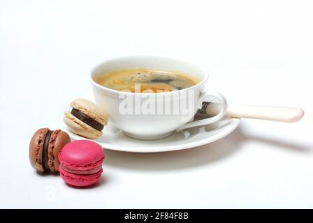 Tasse Kaffee und Konditorei Luxemburgerli, Macaron, Spezialität der Confiserie Spruengli Stockfoto