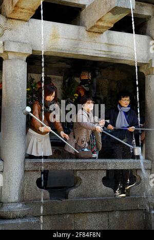 Besucher versuchen, das Heilige Wasser mit Schöpflöffel, Schöpflöffel, Otowa Wasserfall, Otowa-no-Taki, Otowa Quelle, Kiyomizu-dera-Tempel, Kyoto, Japan Stockfoto