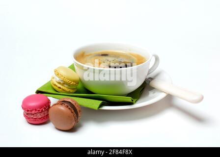 Tasse Kaffee und Konditorei Luxemburgerli, Macaron, Spezialität der Confiserie Spruengli Stockfoto