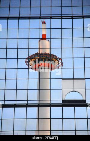 Kyoto Tower, reflektiert in der Glasfassade des Hauptbahnhofs, Kyoto, Japan Stockfoto