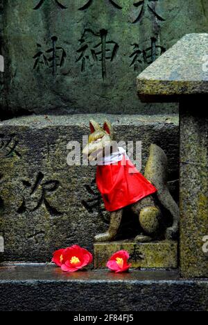 Fuchsstatue mit Reiskugel, Fushimi Inari Taisha-Schrein, Kyoto, Japan Stockfoto