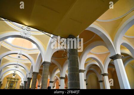 Szenische Innenansicht der barocken Capilla Real mit der gewölbten Kuppeldecke in Cholula, Puebla Mexiko. Stockfoto