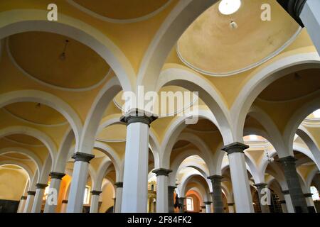 Szenische Innenansicht der barocken Capilla Real mit der gewölbten Kuppeldecke in Cholula, Puebla Mexiko. Stockfoto