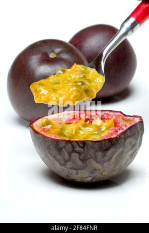 (Passiflora) Passionsfrucht und Löffel , Passionsfrucht, Löffel Stockfoto