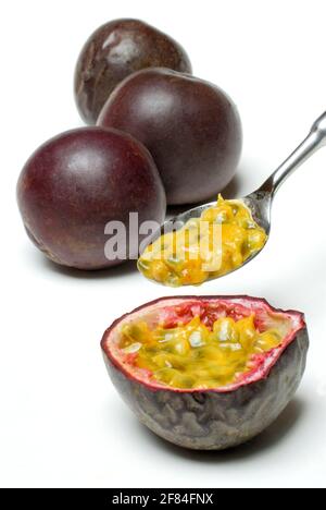 (Passiflora) Passionsfrucht und Löffel , Passionsfrucht, Löffel Stockfoto