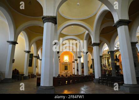 Szenische Innenansicht der barocken Capilla Real mit der gewölbten Kuppeldecke in Cholula, Puebla Mexiko. Stockfoto