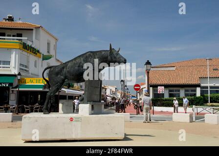 Stierstatue vor Arena, Les-Saintes-Maries-de-la-Mer, Camargue, Bouches-du-Rhone, Provence-Alpes-Cote d'Azur, Südfrankreich, Camargue-Bulle Stockfoto