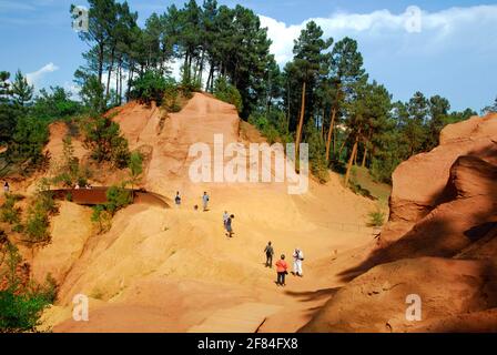 Ockerfarbene Klippen von Roussillon, Vaucluse, Languedoc-Roussillon, Provence, Südfrankreich, Ockerfarbener Steinbruch Stockfoto