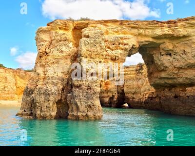 Schöne Grotte oder Höhle auf einer Bootsfahrt von Albufeira bis Bengadil an der Algarve in Portugal gesehen Stockfoto