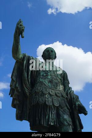 Bronzestatue Römischer Kaiser Nerva, blauer Himmel, Rom, Italien Stockfoto