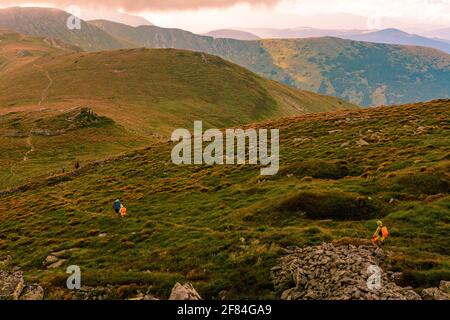 Epische Ausblicke auf die Berge, den Bergrücken in der ganzen Schönheit des Sommers, Reisen in die Karpaten, malerische Berge.2020 Stockfoto