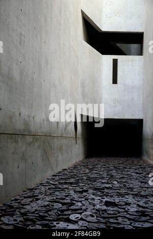 Leerraum der Erinnerung, von Menashe Kadishman, Installation Shalechet, gefallene Blätter, Jüdisches Museum Berlin, Berlin, Deutschland Stockfoto