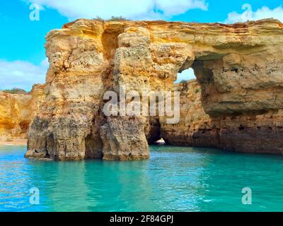 Schöne Grotte oder Höhle auf einer Bootsfahrt von Albufeira bis Bengadil an der Algarve in Portugal gesehen Stockfoto